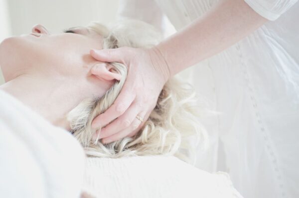 Soin post natal Massage de la tête en post partum La bulle parentale