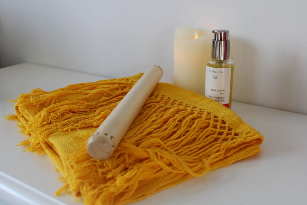 Post partum La bulle parentale Rebozo jaune, bâton de serrage, huile de massage à la rose et bougie La bulle parentale