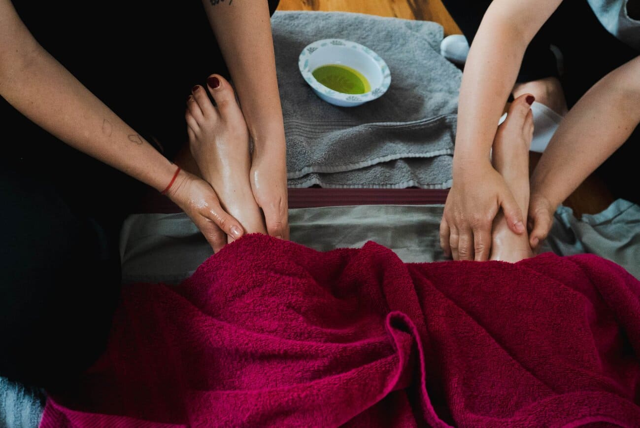 Rituel féminin à 4 mains. Massage des pieds à quatre mains. La bulle parentale