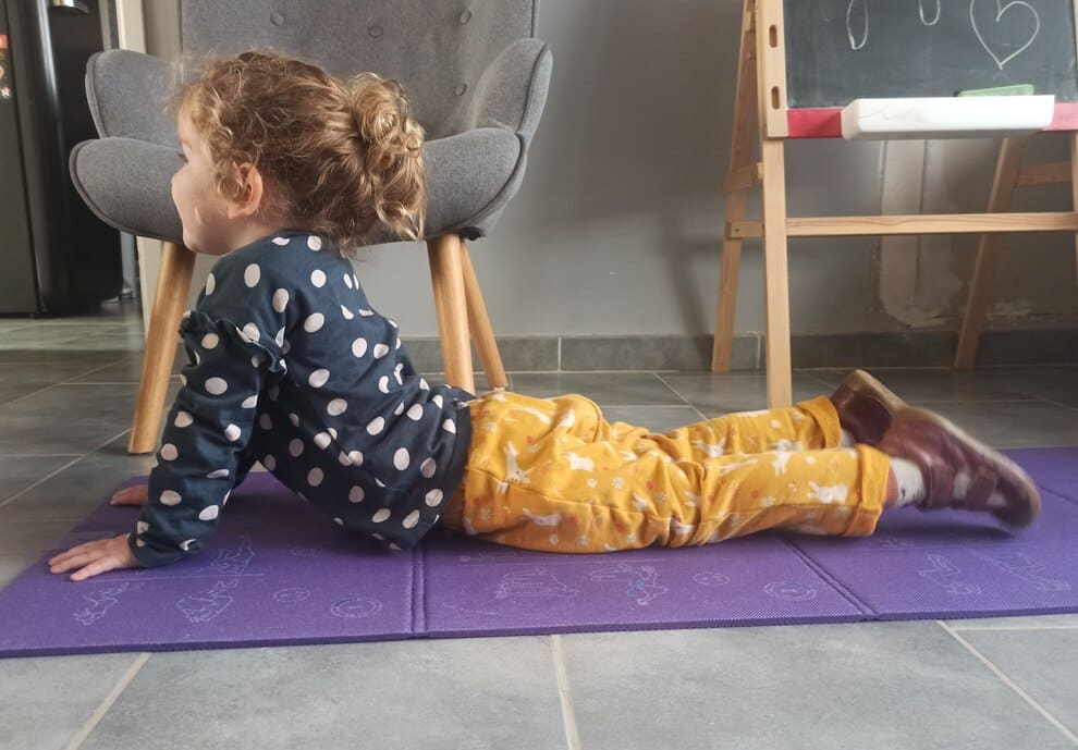 Position chien tête en haut yoga bambin La bulle parentale